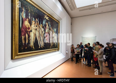 FLORENCE, ITALIE - 5 NOVEMBRE 2016 : les visiteurs dans le hall de la Galerie des Offices de Botticelli. La Galerie des Offices est l'un des plus anciens musées d'Europe, son origine se reporter Banque D'Images