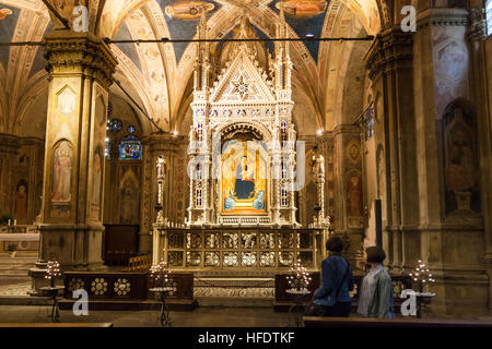 FLORENCE, ITALIE - 5 NOVEMBRE 2016 : les visiteurs dans l'église Orsanmichele dans la ville de Florence. Il y a Andrea Orcagna's tabernacle gothique (1355-59) avec les anciens Banque D'Images