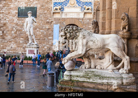 FLORENCE, ITALIE - 6 novembre, 2016 : Medici Lion dans Loggia dei Lanzi et l'entrée du Palazzo Vecchio sur la Piazza della Signoria en matinée. Le Palazzo V Banque D'Images