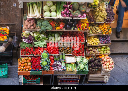 FLORENCE, ITALIE - 7 NOVEMBRE 2016 : vue ci-dessus de boîtes avec des fruits et des légumes frais au shop à Florence. Les supermarchés oust de la principale rue Banque D'Images