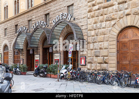 FLORENCE, ITALIE - 7 NOVEMBRE 2016 : avis de Cinéma Urbain (Odeon Cinema Odeon Firenze) dans la ville de Florence. Le film maison a été ouverte en 1922 Banque D'Images