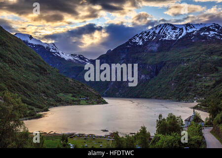 En fin de journée la lumière se reflétant dans les eaux du fjord de Geiranger, Norvège à. Banque D'Images