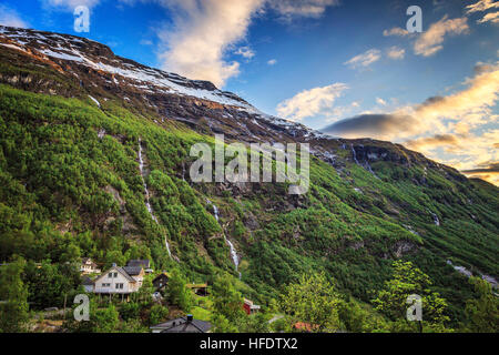 Un patch de fin de journée la lumière du soleil frappant les parois abruptes du fjord de Geiranger, Norvège à. Banque D'Images