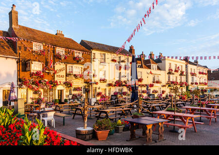 L'Angleterre, les traiter. Terrasse rangée de bâtiments. 17e siècle, 1643, Kings Head public house sur Beach street, avec Union Jack la pendaison. Soleil, heure d'or. Banque D'Images