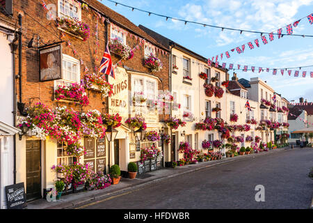 L'Angleterre, les traiter. Terrasse rangée de bâtiments. 17e siècle, 1643, Kings Head public house sur Beach street, avec Union Jack la pendaison. Soleil, heure d'or. Banque D'Images