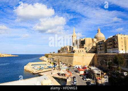 Le dôme de l'église de Notre-Dame du Mont Carmel, et la flèche de la Cathédrale St Paul, Floriana, Valletta, Malte Banque D'Images