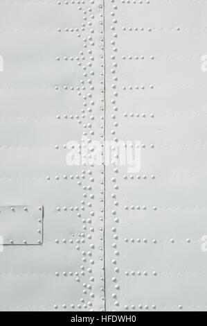 La texture des plaques de métal blanc avec rivets Banque D'Images