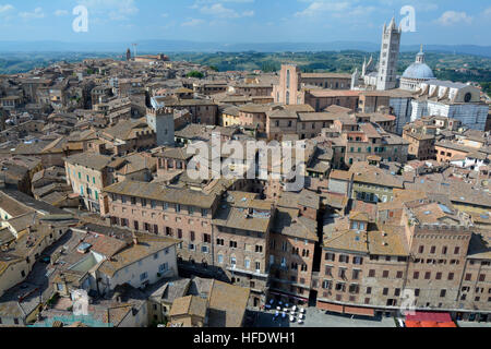 Sienne, Italie - 8 septembre 2016 : Vue aérienne de la ville de Sienne en Toscane, Italie. Des personnes non identifiées, visible. Banque D'Images