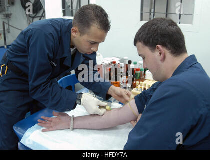 040413-N-9273C-008 de l'océan Pacifique (avr. 13, 2003) - Hôpital Corpsman Arthur Boyd, de Sacramento, Californie, attire le sang de machiniste 4400 2e classe Randy Sanders à l'appui d'un entraînement de la moelle osseuse qui a eu lieu sur le pont de mess à bord du porte-avions USS Carl Vinson (CVN 70). Carl Vinson est actuellement en cours au large de la côte de Californie du Sud. U.S. Navy photo by Photographer's Mate Airman Nicole Carter. (Libéré) US Navy 040413-N-9273C-008 Hospital Corpsman Arthur Boyd, de Sacramento, Californie, attire le sang de machiniste 4400 2e classe Randy Sanders à l'appui d'une moelle osseuse dri Banque D'Images