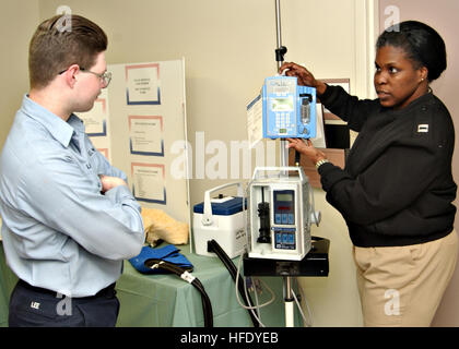 040506-N-4385W-002 Naval Air Station Whidbey Island, Washington (Mai 06, 2004) - Le Lieutenant infirmière éducatrice Melisa Gibbs explique comment faire fonctionner divers matériel médical à Hospitalman Apprenti Jason Lee. L'hôpital de marine Oak Harbor est la célébration de la Semaine des infirmières et infirmiers le 13 mai marquant le 96e anniversaire en même temps que l'anniversaire de l'infirmière de la Marine Corps. U.S. Navy photo by Photographer's Mate 2e classe Michael D. L'hiver. (Libéré) US Navy 040506-N-4385W-002 Infirmière Lt. de Melisa Gibbs explique comment faire fonctionner divers matériel médical à Hospitalman Apprenti Jason Lee Banque D'Images