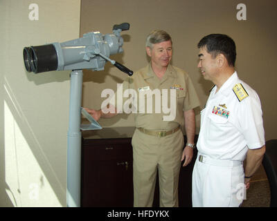 040517-N-3925A-004 San Diego, Californie (17 mai 2004) - Arrière Adm. Yukinori Togo, commandant de la Force japonaise d'autodéfense maritime (JMSDF) Escadron de formation, droit, rencontre des Vice-amiral. Mike McCabe, commandant de la Troisième flotte, et le remercie d'appuyer son transit à partir de Pearl Harbor à San Diego. Le soutien inclus en cours de reconstitution (UNREPS) et la transmission (exercices PASSEX) entre les trois navires japonais à l'arrière Adm. L'escadron de formation TogoÕs et navires américains. U.S. Navy photo by Photographer's Mate 2e catégorie de subvention P. Ammon (libéré) US Navy 040517-N-3925A-004 SMA arrière. Yukinori Togo, commande Banque D'Images