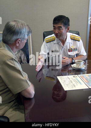 040517-N-3925A-001 San Diego, Californie (17 mai 2004) - Arrière Adm. Yukinori Togo, commandant de la Force japonaise d'autodéfense maritime (JMSDF) Escadron de formation, droit, rencontre des Vice-amiral. Mike McCabe, commandant de la Troisième flotte, et le remercie d'appuyer son transit à partir de Pearl Harbor à San Diego. Le soutien inclus en cours de reconstitution (UNREPS) et la transmission (exercices PASSEX) entre les trois navires japonais à l'arrière Adm. L'escadron de formation TogoÕs. U.S. Navy photo by Photographer's Mate 2e catégorie de subvention P. Ammon (libéré) US Navy 040517-N-3925A-001 SMA de l'oreille. Yukinori Togo, commandant maritime japonais Banque D'Images