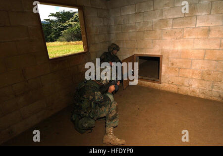 040720-N-6932B-072 Schofield Barracks, Missouri (20 juillet 2004) -- Marines, affecté à la 3e Bataillon, 3e Régiment de Marines, la Compagnie India, balayage dans un bâtiment qu'ils soupçonnent occupés par les forces de l'opposition. Les marines participent à des opérations militaires sur un terrain urbanisé (MOUT) évolution de la formation dans le cadre de l'exercice l'exercice RIMPAC 2004. RIMPAC est le plus grand exercice maritime international dans les eaux autour des îles hawaïennes. L'exercice de cette année comprend les sept pays participants ; l'Australie, Canada, Chili, Japon, Corée du Sud, le Royaume-Uni et l'Unite Banque D'Images