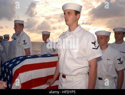 040519-N-0119G-001 de l'Océan Atlantique (19 mai 2004) - Les marins se préparent à commettre à la mer le corps de l'officier mécanicien de troisième classe Nathan Taylor lors d'une cérémonie d'enterrement en mer effectués à partir du bord de l'un des aéronefs du navire ascenseurs à bord du porte-avions USS Enterprise (CVN 65). L'entreprise est en cours de réalisation les qualifications de l'opérateur dans l'océan Atlantique. Pour plus d'informations sur l'enterrement en mer visitez le site web de Marine : http://www.chinfo.navy.mil/navpalib/questions/burial.html. U.S. Navy photo by Photographer's Mate Airman Rob Gaston (libéré) US Navy 04051 Banque D'Images