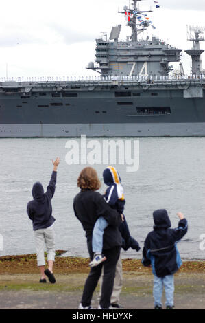 040524-N-1356A-034 San Diego, Californie (Mai 24,2004) - Des membres de la famille dites adieu à l'équipage qui étaient affectés à l'USS JOHN C. STENNIS (CVN 74) les rails que le navire navigue à travers San Diego Harbor. Plus de 6 200 marins affectés à l'USS John C. Stennis Group (CSG) déployés à partir de San Diego à mener des opérations dans l'Est et du Pacifique occidental pour les opérations interarmées et interalliées en soutien de la guerre globale contre le terrorisme. Le Stennis CSG est composé des porte-avions John C. Stennis, croiseur lance-missiles USS Lake Champlain (CG 57), de la classe Arleigh Burke destroyer USS Howard ( Banque D'Images