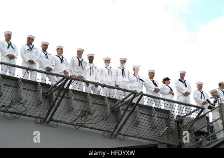 040524-N-2636B-004 San Diego, Californie (24 mai 2004) - les membres d'équipage affectés à l'USS JOHN C. STENNIS (CVN 74) les rails à mesure que le navire se prépare à obtenir en cours. Plus de 6 200 marins affectés à l'USS John C. Stennis Group (CSG) déployés à partir de San Diego à mener des opérations dans l'Est et du Pacifique occidental pour les opérations interarmées et interalliées en soutien de la guerre globale contre le terrorisme. Le Stennis CSG est composé des porte-avions John C. Stennis, croiseur lance-missiles USS Lake Champlain (CG 57), de la classe Arleigh Burke destroyer USS Howard (DDG 83), de la frégate lance-missiles USS Banque D'Images