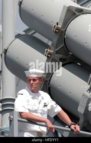 040525-N-3228G-011 Pearl Harbor, Hawaii (25 mai 2004) - Un marin affecté à la classe Spruance destroyer USS Fletcher (DD 992) attend de partir en liberté peu après son arrivée à Pearl Harbor. Après deux ans et quatre équipages, Fletcher retourne à Pearl Harbor pour une escale de deux jours avant de se rendre à San Diego, Californie, où il sera mis hors service en octobre. L'ancien navire à base de Pearl Harbour fait partie de la mer de la marine de l'Initiative d'échange, un programme qui tourne quatre équipages à travers un seul navire à intervalles de six mois. U.S. Navy photo by PhotographerÕs Mate 1re classe William R. Goodwin (PRESSE Banque D'Images