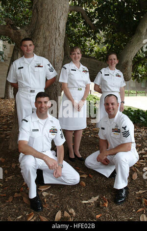 040527-N-2383B-134 le Pentagone, à Arlington, en Virginie (27 mai 2004) - 1ère classe technicien dentaire Michele I. Villagran, centre, a été sélectionné comme cette année, l'OIIO port marin de l'année au cours d'une cérémonie d'annonce cour du Pentagone. De gauche est technicien Cryptologic 1re classe Michael P. Hettinger, Maître de Villagran, Aviation-électricien 1re classe Lisa Ann, des systèmes de guerre Patrocky Aviation Opérateur 1re classe William J. Volk, l'Aviation et Ordnanceman 1re classe Richard L. Steele. U.S. Navy photo de photographe en chef 4400 Johnny Bivera (publié) US Navy 040527-N-2383B-134 Denta Banque D'Images