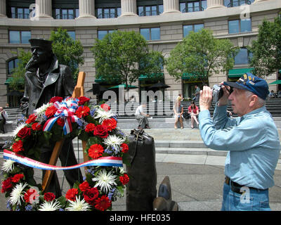 040528-N-9909C-002 Washington D.C. (28 mai 2004) - Stephen E. Kanyusik, un ancien combattant de la Seconde Guerre mondiale, prend quelques photos de la Lone Sailor durant la bataille de Midway marine Memorial Cérémonie à la Navy Memorial à Washington, D.C. M. Kanyusik s'est joint à la Marine en 1942, et a servi comme un photographe à bord du USS Ranger (CV 2). Ranger est le premier navire de la marine américaine de construire à partir de la quille jusqu'à un porte-avions. Photo de la Marine américaine par le lieutenant Cmdr. Jane Campbell (libéré) US Navy 040528-N-9909C-002 Stephen E. Kanyusik, un ancien combattant de la Seconde Guerre mondiale, prend quelques photos de la Lone Sailor pendant la Nav Banque D'Images