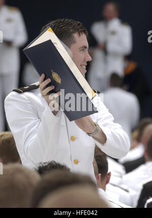 040528-N-9693M-019 U.S. Naval Academy (28 mai 2004) - Récemment commandé Ensign Garrettson Blight affiche son diplôme à la famille et les amis dans la foule au cours de l'académie navale des États-Unis classe de 2004 l'obtention du diplôme et cérémonie de mise en service. Neuf cent quatre-vingt-dix-aspirants est diplômé de l'académie navale des États-Unis et est devenu officier de l'armée américaine. Le général Myers a prononcé l'ouverture et l'adresse chaque diplômé personnellement accueillis au cours de la cérémonie. Les hommes et les femmes de la classe de finissants ont prêté serment dans la Marine comme enseignes ou dans le Corps des marines comme sous-lieutenants. Nav américain Banque D'Images