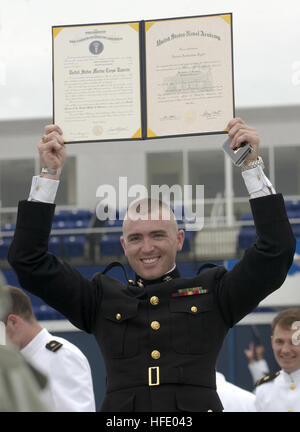 040528-N-9693M-020 U.S. Naval Academy (28 mai 2004) ð nouveau commandé Slt Aaron Tyler affiche son diplôme à la famille et les amis dans la foule au cours de l'académie navale des États-Unis classe de 2004 l'obtention du diplôme et cérémonie de mise en service. Neuf cent quatre-vingt-dix-aspirants est diplômé de l'académie navale des États-Unis et est devenu officier de l'armée américaine. Le général Richard B. Myers a prononcé l'ouverture et l'adresse chaque diplômé personnellement accueillis au cours de la cérémonie. Les hommes et les femmes de la classe de finissants ont prêté serment dans la Marine comme enseignes ou dans le Corps des marines comme sous-lieutenants. Sur Banque D'Images