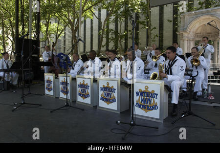 040529-N-4936C-025 New York, N.Y. (29 mai 2004) - Les marins affectés à la Marine américaine Région Nord Est groupe à un engagement national de la Seconde Guerre mondiale, à la 17e Semaine annuelle de 2004 à Bryant Park. Plus de 4 000 marins, marines et gardes côte sur 12 navires participent à l'événement de cette année du 26 mai au 2 juin 2004. U.S. Navy photo de classe 3ème journaliste David Coleman (P) PARUTION US Navy 040529-N-4936C-025 marins affectés à la U.S. Navy Band Région Nord est un rendement d'engagement national de la Seconde Guerre mondiale, à la 17e Semaine annuelle de 2004 à Bryant Park Banque D'Images