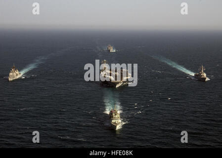 040603-N-5319A-008 le golfe Arabique (Jun. 3, 2004) - USS George Washington (CVN 73), destroyer lance-missiles USS Bulkeley (DDG 84), croiseur USS Vella Gulf (CG 72), la commande de transport maritime militaire (MSC), alimentation-classe de navire de soutien d'attaque rapide USNS Supply (T-AOE 6) et de frégates de la classe Halifax Le navire canadien de Sa Majesté (NCSM) Toronto (FFH 333) participer à une grève photo de groupe dans le cadre de l'exploitation dans le golfe Arabo-Persique. Le Norfolk, Va. basée sur porte-avions est un déploiement prévu dans le cadre de l'opération Iraqi Freedom (OIF). U.S. Navy photo by Photographer's Mate 1re classe Brien Aho (libéré) US Navy 0406 Banque D'Images