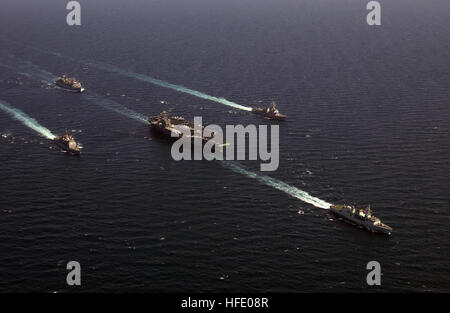 040603-N-5319A-011 le golfe Arabique (3 juin 2004) - USS George Washington (CVN 73), destroyer lance-missiles USS Bulkeley (DDG 84), croiseur USS Vella Gulf (CG 72), la commande de transport maritime militaire (MSC), alimentation-classe de navire de soutien d'attaque rapide USNS Supply (T-AOE 6) et de frégates de la classe Halifax Le navire canadien de Sa Majesté (NCSM Toronto (FFH 333) participer à une grève photo de groupe dans le cadre de l'exploitation dans le golfe Arabo-Persique. Le Norfolk, Va. basée sur porte-avions est un déploiement prévu dans le cadre de l'opération Iraqi Freedom (OIF). U.S. Navy photo by Photographer's Mate 1re classe Brien Aho (libéré) US Navy 040603 Banque D'Images