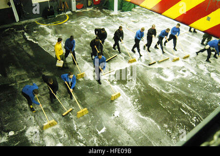 Les marins de la division V-3 du Département de l'Air à bord de l'USS Abraham Lincoln (CVN 72) frottent les baies un et deux des hangars après avoir testé le système de lavage de contre-mesure pendant la disponibilité incrémentale prévue, préparant le navire pour un déploiement futur. Banque D'Images