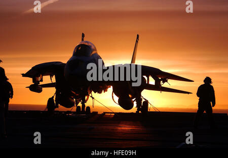 040603-N-9769P-275 Golfe d'Alaska (Juin 3, 2004) - Un F-14D Tomcat affecté à l' 'Tomcatters escadron de chasse de l'un de trois (VF-31) se trouve sur le pont d'envol du USS JOHN C. STENNIS (CVN 74) que le soleil couchant silhouettes le jet. Stennis et entrepris Carrier Air Wing quatorze (CVW-14) participent actuellement à l'exercice Northern Edge lors d'un déploiement prévu. U.S. Navy photo by Photographer's Mate 2e classe Jayme (Pastoric) PARUTION US Navy 040603-N-9769P-275 Un F-14D Tomcat est assis sur le pont d'envol du USS JOHN C. STENNIS (CVN 74) que le soleil couchant silhouettes le jet Banque D'Images