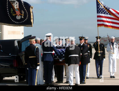 040609-N-9712C-001 de la base navale de Ventura County, en Californie (Juin 9, 2004) - le personnel de garde d'honneur cérémonie retirer l'ancien Président Ronald ReaganÕs cercueil en acajou, recouvert du drapeau, d'un corbillard. ReaganÕs corps va voler sur Air Force One à Washington D.C., où son corps se situera dans la région dans la rotonde du Capitole. Funérailles d'état sera effectué fin vendredi matin à la cathédrale nationale de Washington, où le président Bush va donner l'éloge funèbre. U.S. Navy photo by Photographer's Mate Airman John P. Curtis (libéré) US Navy 040609-N-9712C-001 de la Garde de cérémonie honneur retirer l'ancien président Ronal Banque D'Images