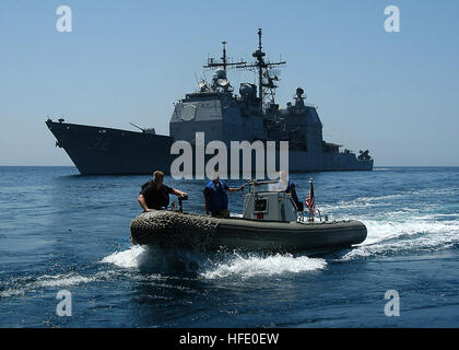 040607-N-6433N-029 le golfe Arabique (7 juin 2004) - les membres de l'équipage de l'USS Vella Gulf (CG 72) L'exploitation d'une embarcation pneumatique à coque rigide (RHIB) pour récupérer les marins et mail pour le transport de l'USS George Washington (CVN 73). Le Norfolk, Va., les navires sont sur un déploiement prévu dans le cadre de l'opération Iraqi Freedom (OIF). Photo officielle de la marine des États-Unis par le photographe's Mate Airman Rex Nelson. US Navy 040607-N-6433N-029 Les membres d'Équipage du croiseur lance-missiles USS Vella Gulf (CG 72) L'exploitation d'une embarcation pneumatique à coque rigide (RHIB) pour récupérer les marins et mail pour le transport de l'USS George Washington (CVN 73) Banque D'Images