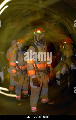 040610-N-0684R-015 du golfe de l'Alaska (Juin 11, 2004) - Les Marins habillés en lutte contre l'incendie complet Ensembles (FFE) se tiennent prêts à libérer les membres de l'équipe de tuyau numéro un pendant une quarts (GQ) forer dans la zone à bord de l'USS JOHN C. STENNIS (CVN 74). Exercices de GQ ont lieu de façon aléatoire pour tester l'état de préparation de l'équipage et des entraînements au réalisme des situations d'urgence. Stennis et entrepris Carrier Air Wing quatorze (CVW-14) sont en mer qui participent à l'exercice Northern Edge, partie d'un déploiement prévu. U.S. Navy photo by Photographer's Mate Airman Ron Reeves (libéré) US Navy 0 Banque D'Images