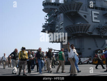 040611-N-5952R-068 de l'Océan Atlantique (11 juin 2004) - Les membres de la 67e Conférence d'orientation civile mixte (JCOC) visiter l'USS Enterprise (CVN 65). Le groupe est composé de 51 civils éminents, Ministère de la Défense (DoD) et militaires les visiteurs. L'JCOC est un programme d'orientation service d'exposer les participants d'un large éventail de personnel militaire et d'opérations. Enterprise est une des sept transporteurs participant à l'impulsion de l'été 2004. Impulsion d'été 2004 est le déploiement simultané de sept groupes d'intervention de porte-avions (SCE), démontrant la capacité de la Marine à fournir cred Banque D'Images