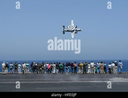 040611-N-9742R-100 de l'Océan Atlantique (11 juin 2004) - Les membres de la 67e Conférence d'orientation civile mixte (JCOC) observer le fly-by d'un E-2C Hawkeye, attribué à l'crewtopsÓ "transporteur de l'Escadron aéroporté de détection lointaine de l'un deux trois (VFF-123) sur le pont de l'USS Enterprise (CVN 65). L'JCOC est un programme d'orientation multi-service composé de 51 civils éminents, Ministère de la Défense (DoD) et militaires les visiteurs. Enterprise est une des sept transporteurs participant à l'impulsion de l'été 2004. Impulsion d'été 2004 est le déploiement simultané de sept groupes d'aéronefs (SCE) grève, démo Banque D'Images