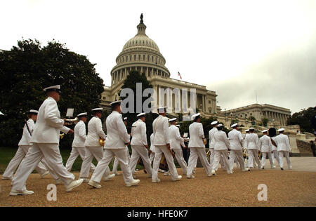 040611-N-1810F-003 Washington, D.C. (Juin 11, 2004) Ð La marine américaine de parades en position pendant la rotonde en l'honneur de l'ancien président américain Ronald Reagan à Washington, D.C., six jours de deuil et de souvenir pour Reagan est arrivé à son apogée alors que les dirigeants du monde et les anciens combattants de la guerre froide se sont réunis à la cathédrale nationale de Washington pour prendre part à l'état de l'ancien président de funérailles. Reagan est décédé le 5 juin à l'âge de 93 ans. U.S. Navy photo by PhotographerÕs Mate 3 classe Todd Frantom s (libéré) US Navy 040611-N-1810F-003 La marine américaine de parades en position pendant la rotonde h Service Banque D'Images