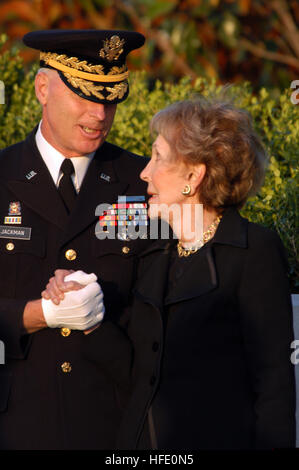 040611-N-1450G-024 Simi Valley, Californie (Juin 11, 2004) - l'ancienne Première dame Nancy Reagan est réconforté par le commandant général de l'ARMÉE AMÉRICAINE, le district militaire de Washington, le général de Galen B. Services d'internement à Jackman tenue à la Ronald Reagan Presidential Library à Simi Valley, Californie l'observation conclu la semaine de services funéraires pour l'état de Ronald Reagan, 40e président des États-Unis qui est décédé le 5 juin 2004. U.S. Navy photo by Photographer's Mate 1re classe Jon D. Gesch (libéré) US Navy 040611-N-1450G-024 l'ancienne Première dame Nancy Reagan est réconfortée par Commandant Gener Banque D'Images