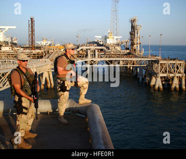 040613-N-0401E-003 Al Basrah Oil Terminal, l'Iraq (Juin 13, 2004) - 2e classe Robert mécanicien Mécanicien 2e classe Looney et Joe Pearson se regarder sur l'extrémité nord de Al Basrah Oil Terminal (ABOT). Le maître est arrivé avec détachement des forces de sécurité Mobile Marine 21, le 5 juin pour relâcher la Force intérimaire de sécurité du Corps des Marines de Bahreïn. Les marines avaient été à bord d'ABOT et Khor Amaya Oil Terminal (KAAOT) depuis une tentative d'attaque par des insurgés sur les bornes, le 24 avril. Les forces de la Coalition ont capturé les deux bornes durant la première phase de l'Opération Liberté pour l'Irak l'année dernière. Depuis sa réouverture en ABOT J Banque D'Images