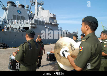 040621-N-0493B-023 Muara, Brunéi Darussalam (Juin 21, 2004) Ð le destroyer lance-missiles USS (DDG 85 Lexington-historic District) arrive avec une musique de bienvenue de la bande des Forces Armées Royales. Est Lexington-historic District participant à la phase d'exercice de Brunei à flot la coopération et la formation de l'état de préparation (carat). CARAT est un série d'exercices militaires bilatéraux avec plusieurs nations de l'Asie du Sud-Est conçu pour améliorer l'interopérabilité des différents services de la mer. Photo par le lieutenant de la Marine américaine Chuck Bell (publié) US Navy 040621-N-0493B-023 Le destroyer lance-missiles USS McCampbel Banque D'Images