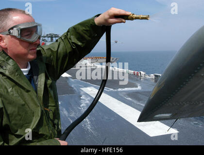 040622-N-2382W-013 Mer Méditerranée (22 juin 2004) l'Aviation Mécanicien structurels Ð 1re classe Mike Mcbride, d'Everett, Washington, affecté à l'Escadron de soutien au combat d'hélicoptères (8) d'un détachement de l'HSC8, lavages a SH-60F Sea Hawk à bord du navire d'assaut amphibie USS Kearsarge (DG 3). Les surtensions à Kearsarge est déployée le transport des éléments de la 24e Marine Expeditionary Unit (MEU) à la zone de responsabilité du commandement central dans le cadre de l'opération Iraqi Freedom (OIF) et de la guerre mondiale contre le terrorisme. U.S. Navy photo by PhotographerÕs Mate Airman Finley Williams (libéré) US Navy 0406 Banque D'Images