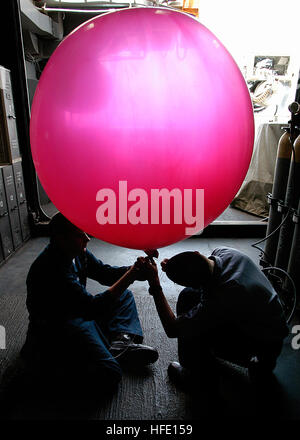 040622-N-2972R-080 Mer Méditerranée (22 juin 2004) Ð AerographerÕs à bord du navire d'assaut amphibie USS Kearsarge LHD (3) se préparer à déployer un ballon météo à partir de la plage arrière. shipÕs Les surtensions à Kearsarge est déployée le transport des éléments de la 24e Marine Expeditionary Unit (MEU) à la zone de responsabilité du commandement central dans le cadre de l'opération Iraqi Freedom (OIF) et de la guerre mondiale contre le terrorisme. U.S. Navy photo by PhotographerÕs Roman-Otero Ange 3e classe Mate (libéré) US Navy 040622-N-2972R-080'Aérographe  % %5Ersquo,s à bord du navire d'assaut amphibie USS Kearsarge LHD (3) se préparer à Banque D'Images