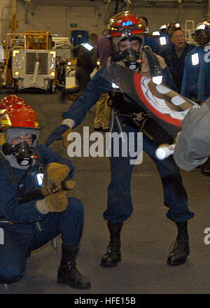040622-N-1512S-009 Mer Méditerranée (22 juin 2004) Ð Le Òat partyÓ-feu de la mer Une simulation de combat d'incendie dans la classe bravo hangar bay pendant un exercice d'incendie à bord du navire d'assaut amphibie USS Kearsarge (DG 3). Les surtensions à Kearsarge est déployée le transport des éléments de la 24e Marine Expeditionary Unit (MEU) à la zone de responsabilité du commandement central dans le cadre de l'opération Iraqi Freedom (OIF) et de la guerre mondiale contre le terrorisme. U.S. Navy photo by PhotographerÕs Mate Airman Kenny Swartout (libéré) US Navy 040622-N-1512S-009 Le  % %17Eldquo,incendie en mer partie  % %17Erdquo, une simulation de combat class bravo fi Banque D'Images