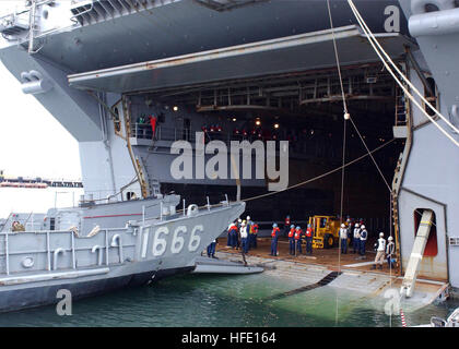 040622-N-0009S-002 San Diego, Californie (22 juin 2004) - Les Marins affectés au navire d'assaut amphibie USS Boxer (DG 4) formation sur les engins de débarquement de l'utilité (LCU) le fonctionnement du véhicule avec une unité d'Assaut (ACU-1). Boxer récemment revenu d'opérations en Iraq à l'appui des forces de rotation et de l'opération Iraqi Freedom (OIF). U.S. Navy photo by Photographer's Mate 2e classe Amanda J. Stuart (libéré) US Navy 040622-N-0009S-002 marins affectés au navire d'assaut amphibie USS Boxer (DG 4) formation sur les engins de débarquement de l'utilité (LCU) fonctionnement du véhicule Banque D'Images