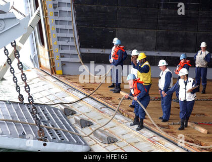 040622-N-0009S-001 San Diego, Californie (22 juin 2004) - Les Marins affectés au navire d'assaut amphibie USS Boxer (DG 4) formation sur les engins de débarquement de l'utilité (LCU) le fonctionnement du véhicule avec une unité d'Assaut (ACU-1). Boxer récemment revenu d'opérations en Iraq à l'appui des forces de rotation et de l'opération Iraqi Freedom (OIF). U.S. Navy photo by Photographer's Mate 2e classe Amanda J. Stuart (libéré) US Navy 040622-N-0009S-001 marins affectés au navire d'assaut amphibie USS Boxer (DG 4) formation sur les engins de débarquement de l'utilité (LCU) fonctionnement du véhicule Banque D'Images
