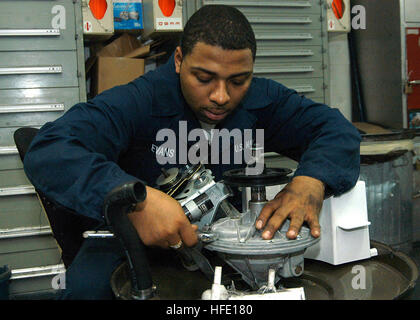040622-N-6433N-020 le golfe Arabique (22 juin 2004) - pompier John Evans, de Columbus, Ohio, s'occupe de l'entretien d'un lave-linge à bord du USS George Washington (CVN 73). La base de Norfolk, Va. classe Nimitz est un porte-avions sur une base planifiée le déploiement dans le cadre de l'opération Iraqi Freedom (OIF). U.S. Navy photo by Photographer's Mate Airman Rex Nelson (libéré) US Navy 040622-N-6433N-020 Fireman John Evans, de Columbus, Ohio, s'occupe de l'entretien d'un lave-linge à bord du USS George Washington (CVN 73) Banque D'Images