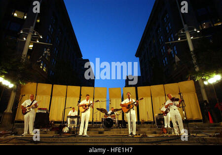 040629-N-6157F-089 Washington, D.C. (29 juin 2004) - Le Pays de la Marine américaine effectue bande courants lors d'un concert public au cours de la U.S. Navy Memorial Foundation's 'Concerts sur le AvenueÓ série de concerts d'été qui a eu lieu sur le monument en granit du mer, situé sur Pennsylvania Avenue à Washington, D.C. La série dispose de tous les groupes dans la bande de la Marine américaine. Photo de la Marine américaine par le journaliste Mark D. 1ère classe (Faram) PARUTION US Navy 040629-N-6157F-089 La U.S. Navy's Country Band courants effectue lors d'un concert public Banque D'Images