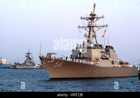 040630-N-4729H-012 Philadelphie, Pennsylvanie (30 juin 2004) - Le destroyer lance-missiles USS Laboon (DDG 58) passe le cuirassé USS New Jersey museum comme elle tire dans Penn's Landing pier à Philadelphie, Pennsylvanie sur la rivière Delaware. Laboon prend part à la ville que la liberté retentisse' Quatrième de juillet, fête. La célébration comprend des concerts gratuits, feux d'artifice et d'une cérémonie honorant leader Afghanistan Hamid Karzaï. Laboon accueillera les visiteurs pour deux jours de visites, alors que les recruteurs de Philadelphie seront sur place pour expliquer les possibilités de la Marine pour les visiteurs intéressés. U.S. Navy photo by Chef Journalistes Banque D'Images