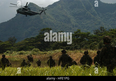 040720-N-5055W-124 Schofield Barracks, Missouri (20 juillet 2004) -- Les Marines américains affectés au 3e Bataillon, 3e Régiment de Marines se déplacer hors de la zone d'atterrissage pour l'extraction à la suite d'une des opérations militaires sur le terrain urbanisé (MOUT) évolution de la formation au cours de l'exercice RIMPAC 2004. RIMPAC est le plus grand exercice maritime international dans les eaux autour des îles hawaïennes. L'exercice de cette année comprend les sept pays participants ; l'Australie, Canada, Chili, Japon, Corée du Sud, le Royaume-Uni et les États-Unis. RIMPAC vise à améliorer la performance tactique de particip Banque D'Images