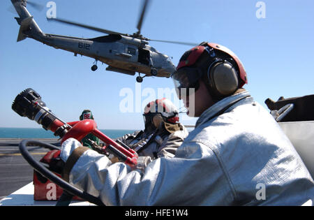 030328-N-4336G-018 Le Golfe Persique (Mar. 28, 2003) -- ÒCrash SalvageÓ et de l'équipage durant les opérations de vol quotidien en cas d'urgence sur le pont, comme un SH-60F Sea Hawk, affecté à l'ÒBlack KnightsÓ d'hélicoptères de l'Escadron anti-sous-quatre (HS-4) fait l'appel sur le poste de pilotage à bord du porte-avions USS ABRAHAM LINCOLN (CVN 72). Lincoln et Carrier Air Wing quatorze (CVW-14) sont des opérations de combat dans le cadre de l'opération Iraqi Freedom. L'opération Iraqi Freedom est l'effort de la coalition pour libérer le peuple irakien, d'éliminer les armes nucléaires de l'Iraq Banque D'Images