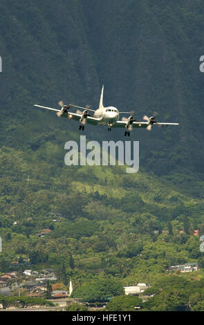 Un P-3C Orion de l'US Navy approche de la zone d'atterrissage à la Marine corps Air Station Kaneohe, à Hawaï, au cours de l'exercice Rim of the Pacific (RIMPAC) 2004, le plus grand exercice maritime international impliquant sept Nations. L’exercice améliore les compétences tactiques et les opérations combinées en mer, en mettant l’accent sur l’interopérabilité, la coordination et la stabilité entre les forces navales participantes. Banque D'Images
